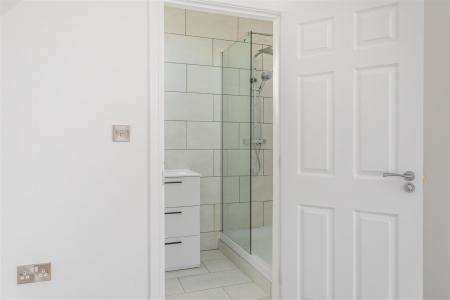MASTER EN-SUITE