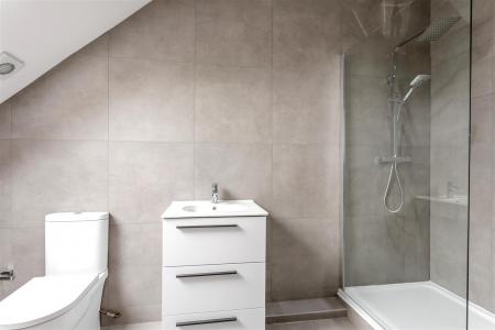 En-Suite Rear Bedroom