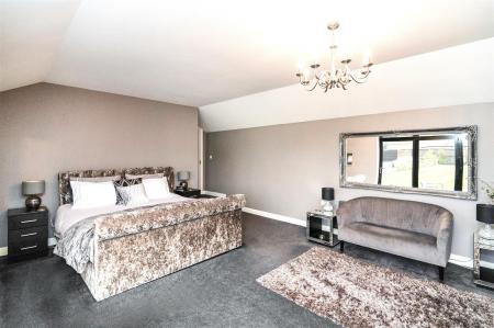 MASTER BEDROOM SUITE