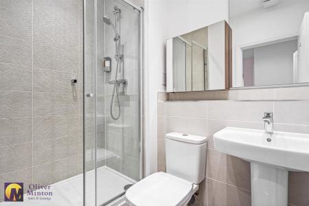 LUXURY EN-SUITE SHOWER ROOM