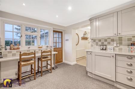 SUPERB FITTED KITCHEN