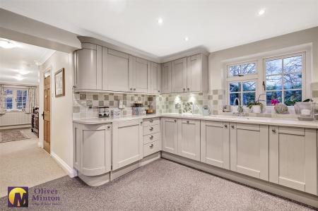 SUPERB FITTED KITCHEN