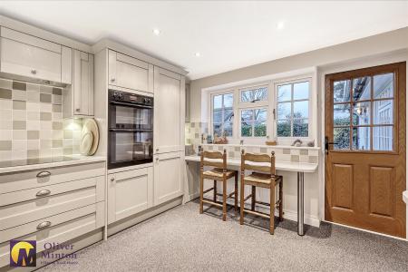 SUPERB FITTED KITCHEN