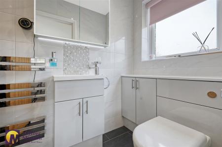 EN-SUITE SHOWER ROOM