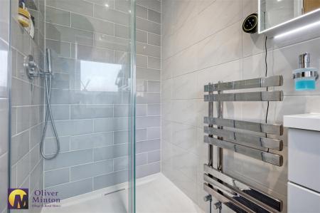 EN-SUITE SHOWER ROOM