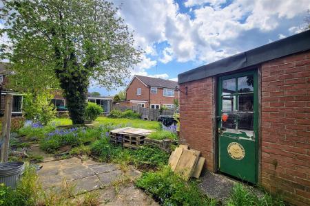 LARGE REAR GARDEN