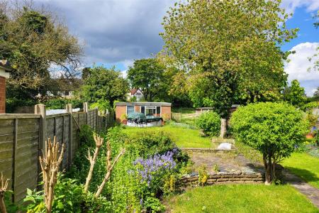 LARGE REAR GARDEN