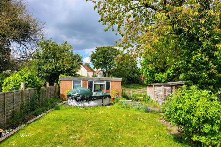 LARGE REAR GARDEN