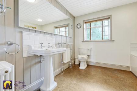 SPACIOUS FAMILY BATHROOM