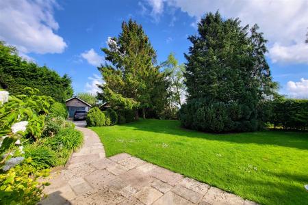 DELIGHTFUL REAR GARDEN