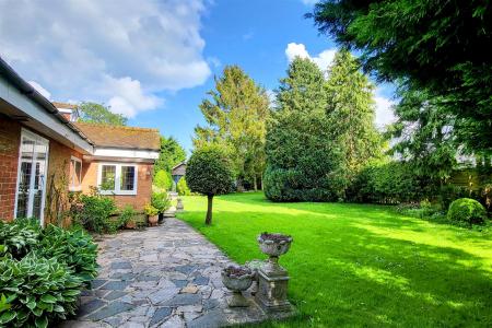 DELIGHTFUL REAR GARDEN