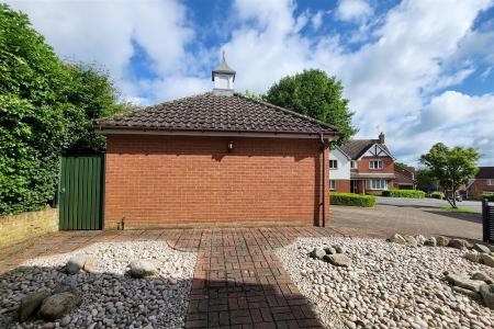 FRONT DRIVEWAY & GARDEN