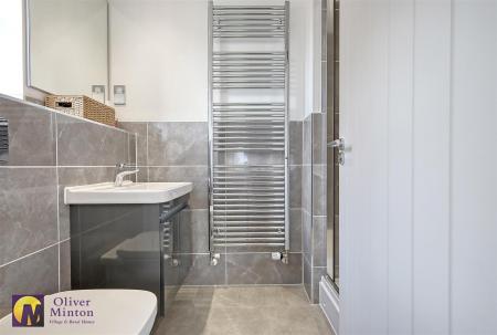 EN-SUITE SHOWER ROOM