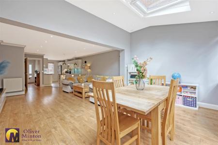 SUPERB OPEN-PLAN KITCHEN / LIVING ROOM