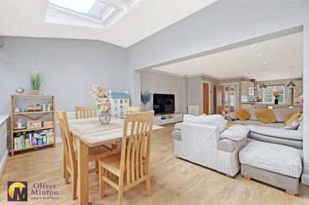 SUPERB OPEN-PLAN KITCHEN / LIVING ROOM