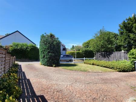 FRONT GARDEN & DRIVEWAY