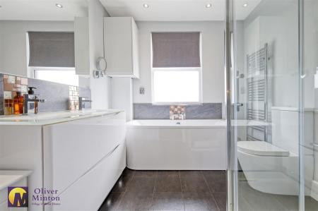 EN-SUITE BATHROOM