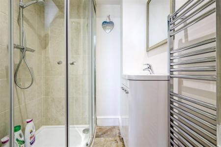 EN-SUITE SHOWER ROOM