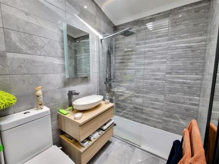 LUXURY EN-SUITE SHOWER ROOM