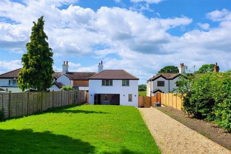 LARGE REAR GARDEN