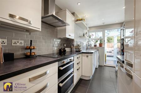 EXCELLENT FITTED KITCHEN