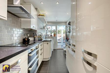 EXCELLENT FITTED KITCHEN