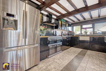 L-SHAPED KITCHEN / BREAKFAST ROOM