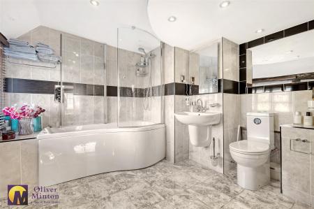 EN-SUITE BATHROOM