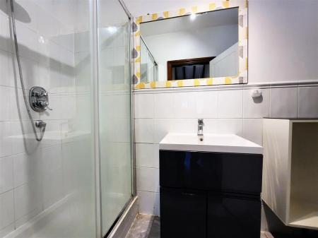 EN-SUITE SHOWER ROOM