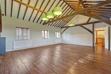 SUPERB SPACIOUS LIVING ROOM