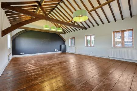 SUPERB SPACIOUS LIVING ROOM