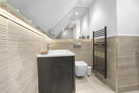 EN-SUITE SHOWER ROOM