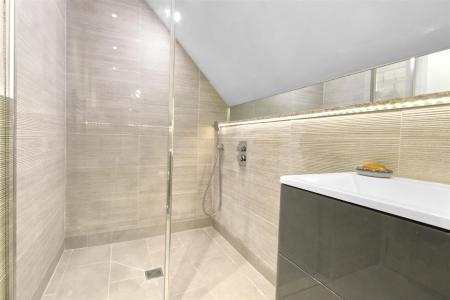 EN-SUITE SHOWER ROOM