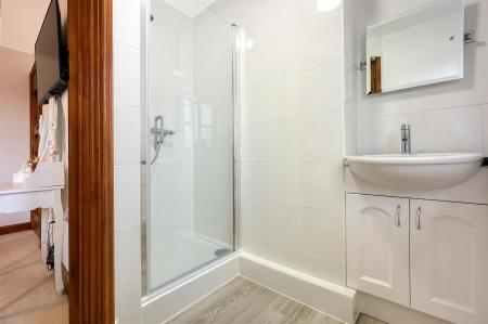 EN-SUITE SHOWER ROOM