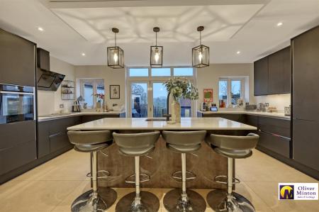 SUPERB OPEN-PLAN LIVING ROOM/KITCHEN