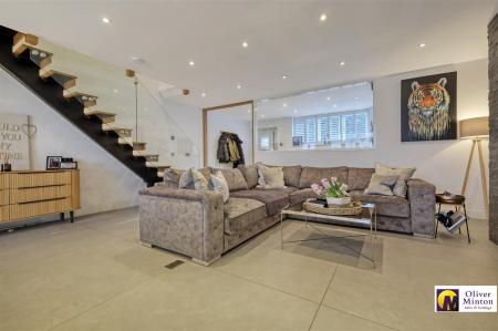 SUPERB OPEN-PLAN LIVING ROOM/KITCHEN