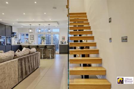 SUPERB OPEN-PLAN LIVING ROOM/KITCHEN