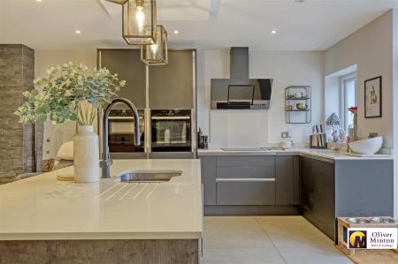 SUPERB OPEN-PLAN LIVING ROOM/KITCHEN