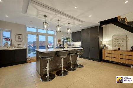 SUPERB OPEN-PLAN LIVING ROOM/KITCHEN