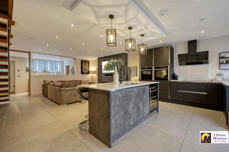 SUPERB OPEN-PLAN LIVING ROOM/KITCHEN