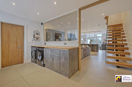SPACIOUS ENTRANCE HALL