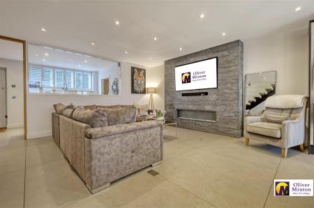 SUPERB OPEN-PLAN LIVING ROOM/KITCHEN