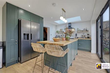 SUPERB KITCHEN / DINING ROOM