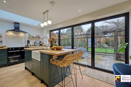 SUPERB KITCHEN / DINING ROOM