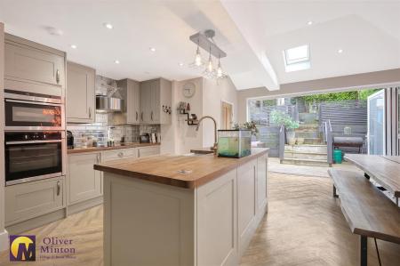 OPEN-PLAN THROUGH LOUNGE/KITCHEN DINER