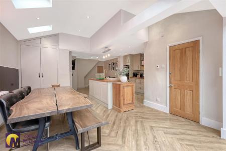OPEN-PLAN THROUGH LOUNGE/KITCHEN DINER