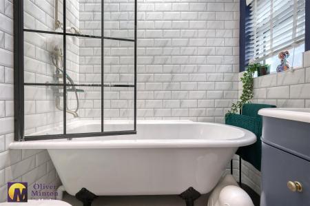 ATTRACTIVE FAMILY BATHROOM