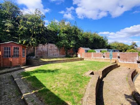 ENCLOSED REAR GARDEN
