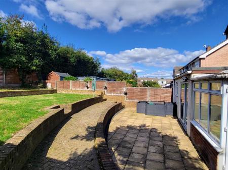 ENCLOSED REAR GARDEN