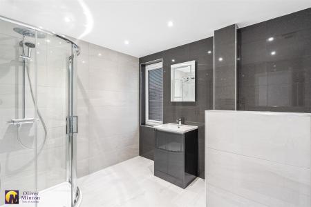 LUXURY FAMILY SHOWER ROOM